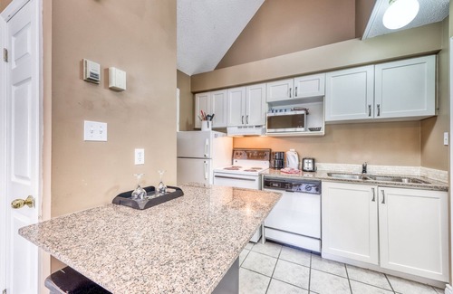 Craigleith House | Loft w/deck & shared seasonal pool/year-walk to lifts, dogs OK