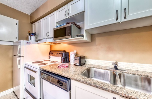 Craigleith House | Loft w/deck & shared seasonal pool/year-walk to lifts, dogs OK