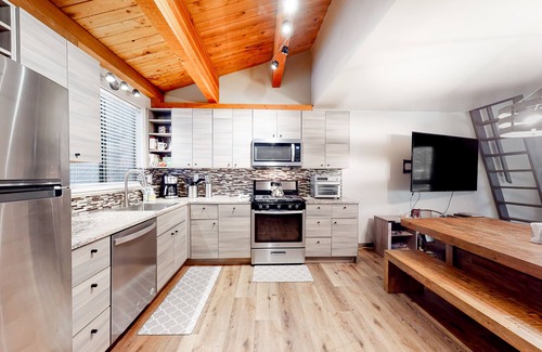 Truckee House | Lofted Mountain Escape W/Free WiFi, Shared Pool/Hot Tub, Golf & Skiing Nearby