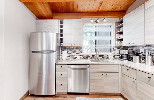 Truckee House | Lofted Mountain Escape W/Free WiFi, Shared Pool/Hot Tub, Golf & Skiing Nearby