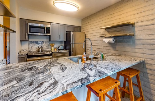 Eagle-Vail Condo | Lofted ski getaway near the slopes with WiFi, grill, patio, full kitchen & W/D