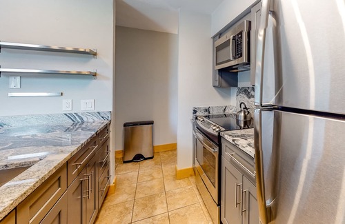 Eagle-Vail Condo | Lofted ski getaway near the slopes with WiFi, grill, patio, full kitchen & W/D