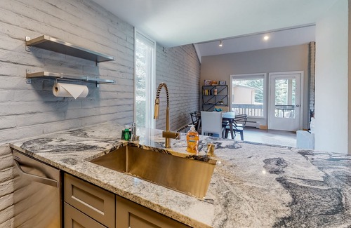 Eagle-Vail Condo | Lofted ski getaway near the slopes with WiFi, grill, patio, full kitchen & W/D