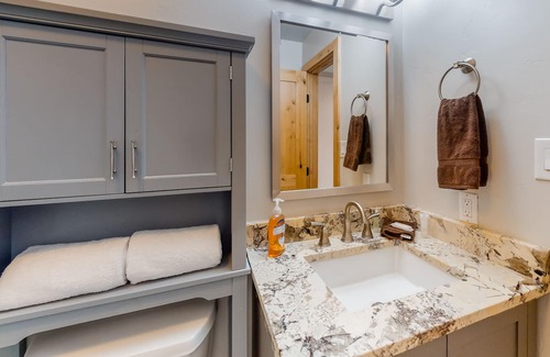 Eagle-Vail Condo | Lofted ski getaway near the slopes with WiFi, grill, patio, full kitchen & W/D