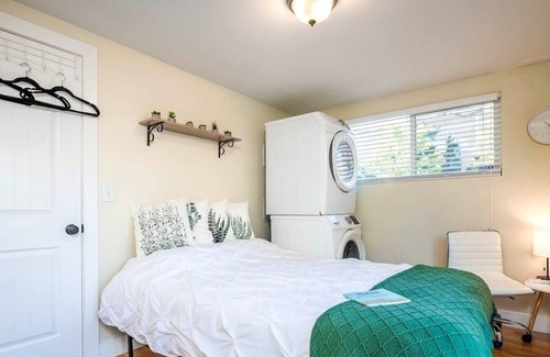 Cole Apartment | Loftium | Fabulous Suite In a Great Location!