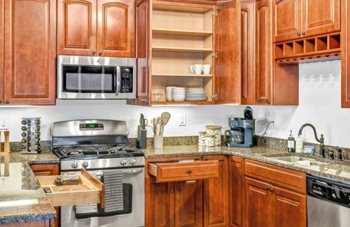 Gateway District Apartment | Lofts on E4th | Walk to Sports | 2Kings + Sleeps 8