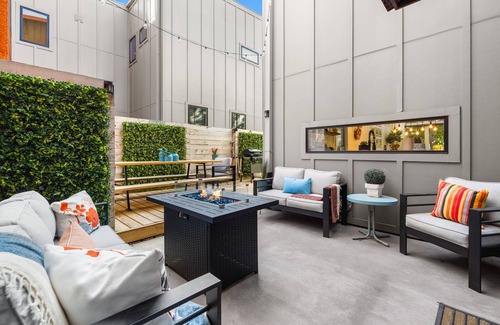 Downtown House | Lofty Pursuit - Downtown - Hot Tub - Momentary