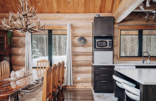 Mauricie Ski Chalet | Log cabin with beach, spa, volleyball