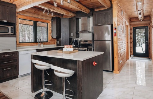 Mauricie Ski Chalet | Log cabin with beach, spa, volleyball