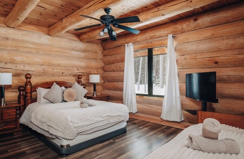Mauricie Ski Chalet | Log cabin with beach, spa, volleyball