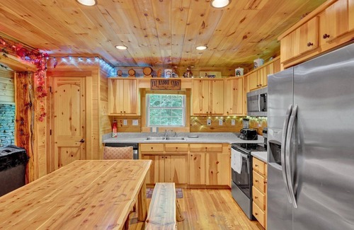 White Haven Cabin | Log Cabin 2 acres borders Lehigh River & Trail-Game room, Bar, Fire Pit, hot tub