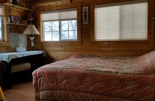 Tehachapi Cabin | Log Cabin at Kern County Mountain Park area covered with big oak and pine trees