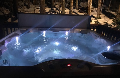 Haines Falls House | LOG CABIN CHALET w/NEW 6-PERSON HOT TUB near Kaaterskill Falls & NoLakeSoLakeSo