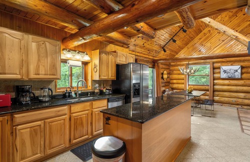 Cherry Valley Cabin | Log Cabin Escape+King B+Hot Tub+Sauna+River Views