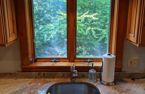 Stratton and Bromley Ski Areas Cabin | Log Cabin Escape: Well-stocked, clean, cozy & comfortable