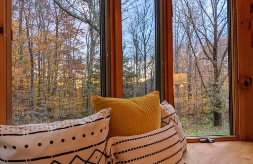 Stratton and Bromley Ski Areas Cabin | Log Cabin Escape: Well-stocked, clean, cozy & comfortable