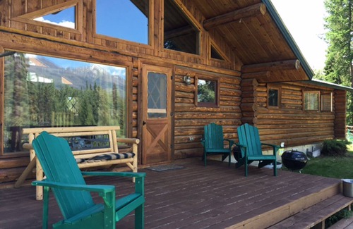 Condon Cabin | Log Cabin Getaway with Scenic Mountain Views in Montana’s Seeley-Swan Valley