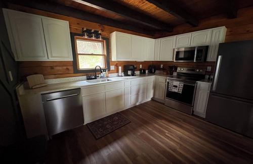 Orrtanna Cabin | Log Cabin Hideaway - off Route 30 - Game Room - Sleeps 10