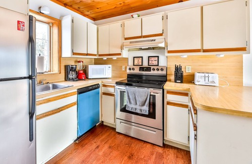 Tannersville Ski Chalet | Log Cabin Hot tub Private Pool 360 Mountain Views Hunter Mt