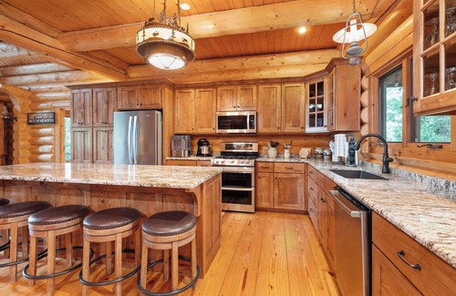 Kimberling City House | Log cabin-hot tub, game garage, indoor pickleball