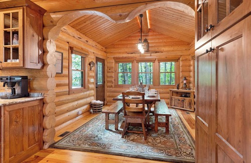 Kimberling City House | Log cabin-hot tub, game garage, indoor pickleball