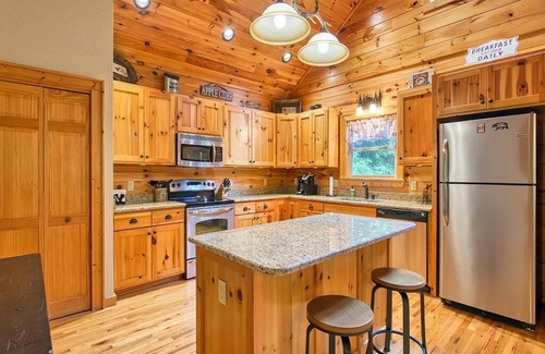 Waynesville Cabin | Log Cabin in a Gated Community! WIFI. Fire Pit w/wood provided! Pet-friendly