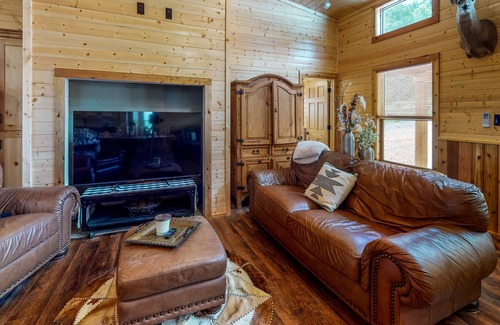 Stringtown House | Log cabin in the woods - channel access, kayaks, canoe, firepit, dog-friendly