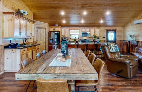 Stringtown House | Log cabin in the woods - channel access, kayaks, canoe, firepit, dog-friendly