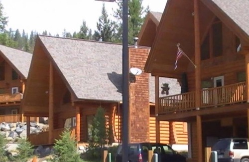 East Kootenay Cabin | Log cabin in the woods