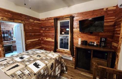 Eureka Springs Historic District Hotel | Log Cabin Inn
