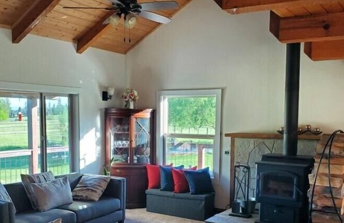Stevensville House | Log cabin nestled at the base of the Bitterroots