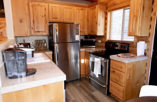Meadow View Heights Cabin | 🏔Log Cabin Oasis w/hot tub and movie loft🏜
