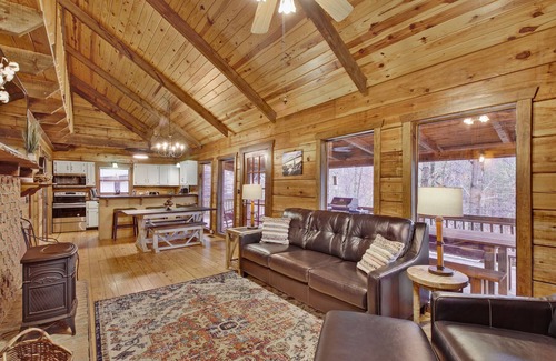Lookout Valley Neighborhood Association Cabin | Log Cabin on 2 acres, hot tub, pond, fishing, pets
