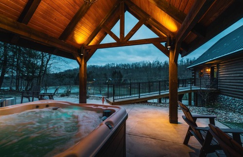 New Philadelphia Cabin | Log Cabin on 95-acres with 2 private lakes