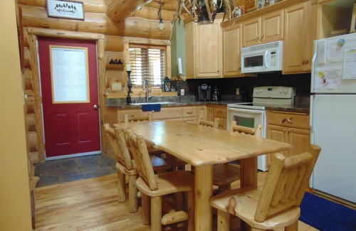 Florence Cabin | Log cabin on beautiful Keyes Lake