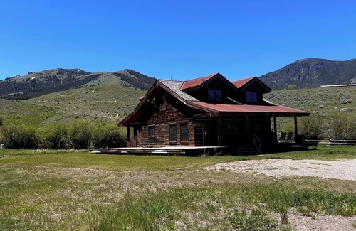 Gardiner House | Log Cabin On Historic Yellowstone Park Ranch on the McDonald Ranch