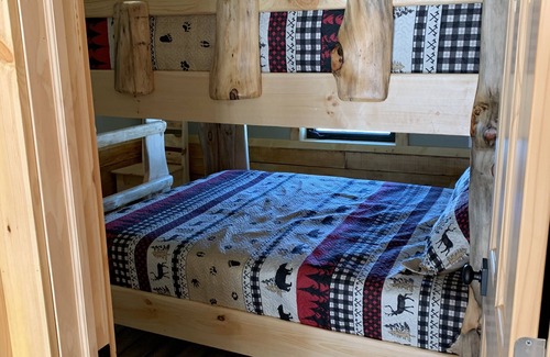 Long Prairie Cabin | Log Cabin on Latimer Lake