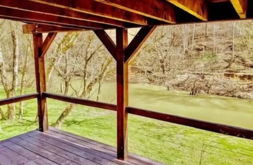 Dabolt Cabin | Log Cabin on the beautiful Rockcastle River