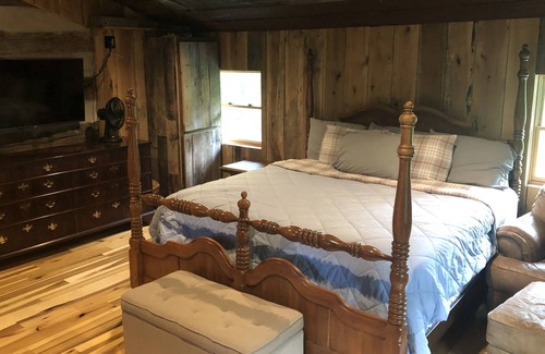 Bowling Green House | Log Cabin Overlooking the River - 1 Mile from Beech Bend Raceway