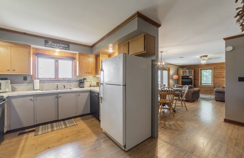 Rogers Cabin | Log Cabin-Panoramic Lakeview, Pool Table, Kids Bunks, Rustic Hangout & Fire Pit!