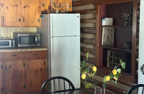 Callands-Gretna House | Log Cabin Retreat/Pet Friendly: Lake, Golf & Wine