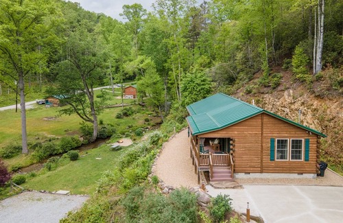 Pisgah Forest House | Log Cabin Streamside with fire-pit 5 mins to the HUB