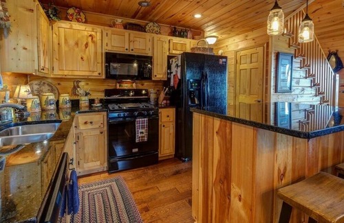 Murphy Cabin | LOG CABIN W/LONG-RANGE MOUNTAIN VIEWS! HUGE DECK W/FIRE PIT & GRILL. DISCOUNTS!