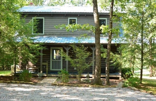 Ozone Cabin | Log Cabin w/Picturesque Mtn View. Private Sunsets. Hot Tub. Kid & Dog Friendly
