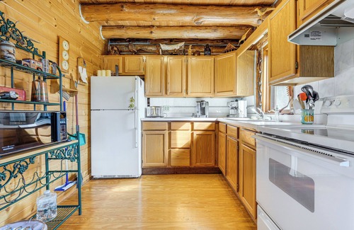 Hornell Cabin | Log Cabin w/Pond & Trail Access in Almond!