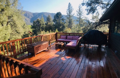 Pine Mountain Club Cabin | Log cabin w/sauna, cinema, deck, tree house, trampoline AND easy walk to town.