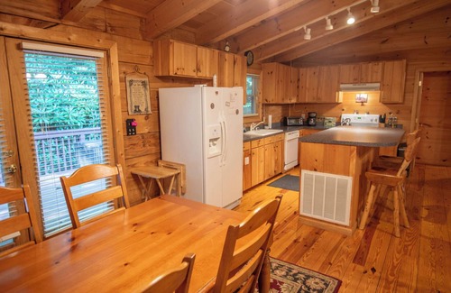 Fleetwood Cabin | Log Cabin with 2 Primary Suites + Hot Tub + Fire Pit + Covered Porch