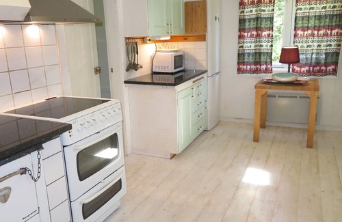 Lonashult Cabin | Log Cabin with Boat at Lake Åsnen, Fast Internet, 3 bedrooms, Sleeps 6, Pets OK