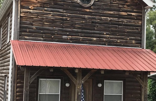 Jonesville Cabin | Log cabin with country ambiance located within city conveniences