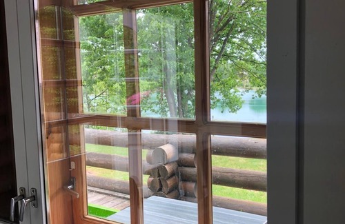 Wiefelstede House | Log cabin with WLAN directly on the lake: "TRAUMHAFTER IDYLLE"